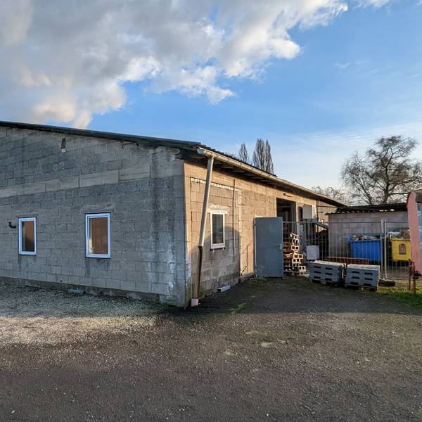 Das Foto zeigt den Schlachthof in Hürth, in dem Tiere illegal geschächtet worden sein sollen. Er sieht verlassen aus, die Kreisverwaltung hat den Betrieb schließen lassen.