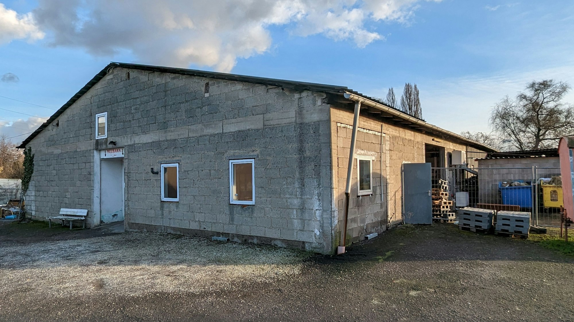 Das Foto zeigt den Schlachthof in Hürth, in dem Tiere illegal geschächtet worden sein sollen. Er sieht verlassen aus, die Kreisverwaltung hat den Betrieb schließen lassen.