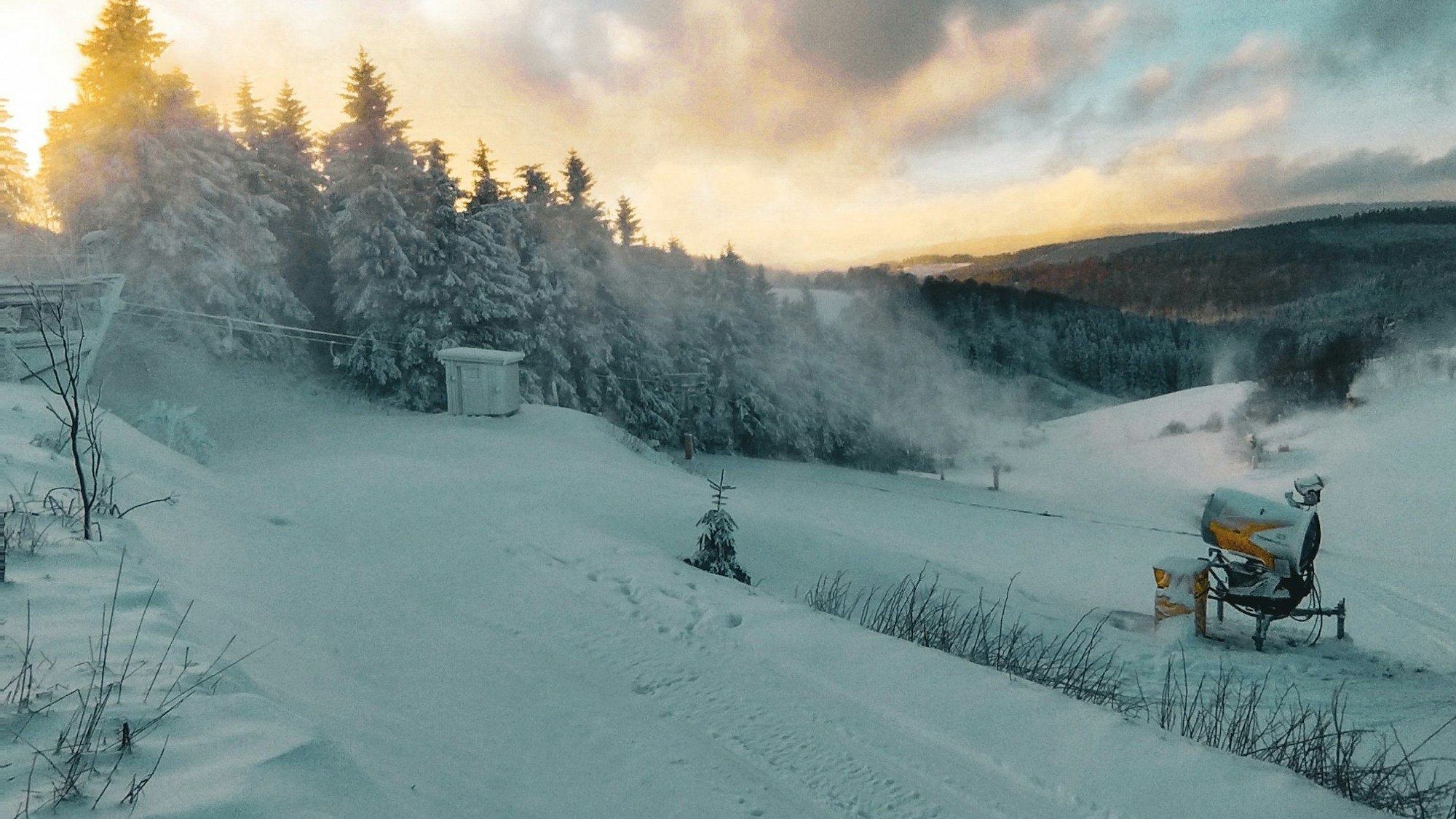 HANDOUT - 18.01.2023, Nordrhein-Westfalen, Winterberg: Schneekanonen produzieren Schnee für die Pisten im Skiliftkarussell, dem größten Wintersportgebiet des Sauerlands.