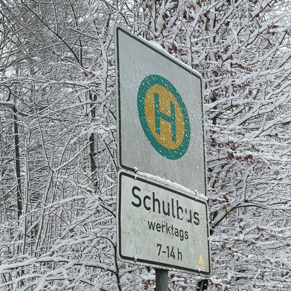 Ein verschneites Haltestellenschild in Gummersbach