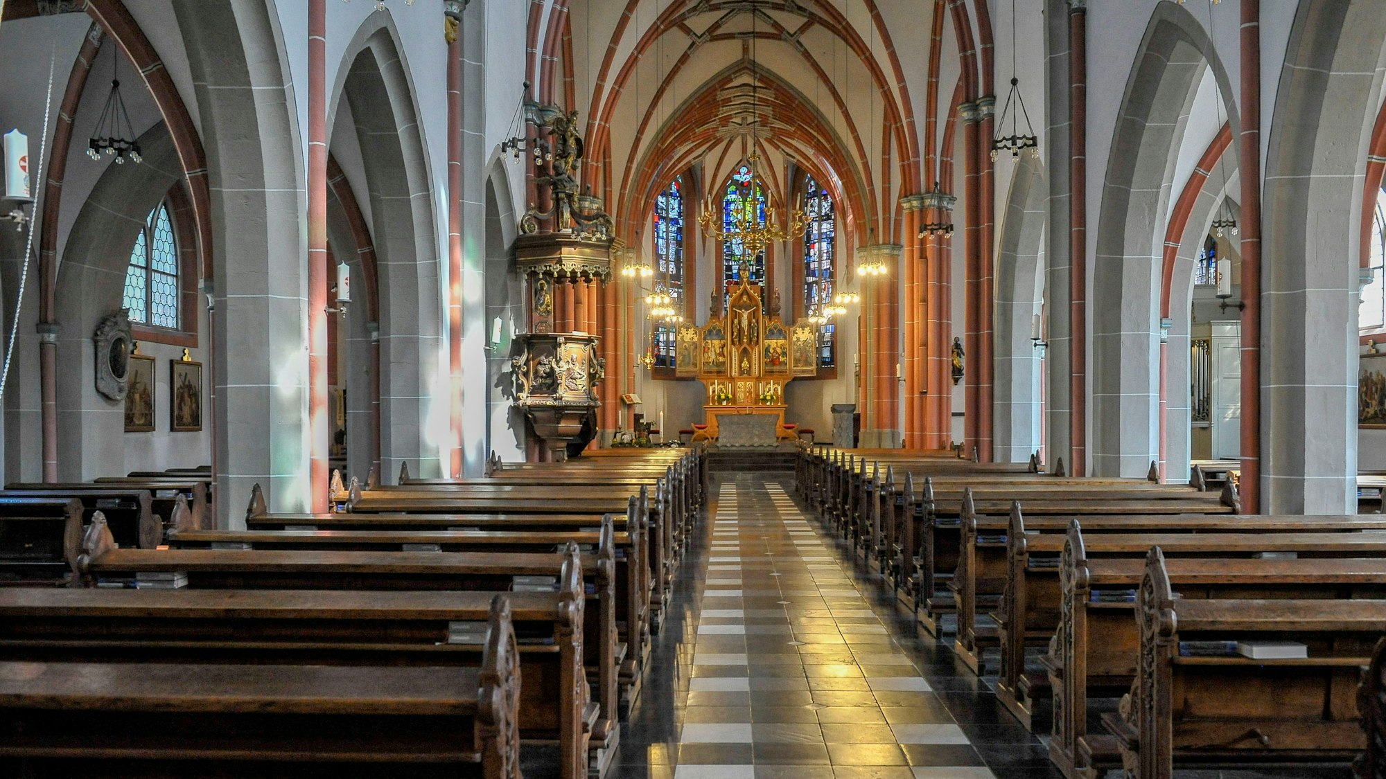 Das Foto zeigt einen Blick in eine Kirche: Kirchenbänke wie hier in der Brühler Pfarrkirche St. Margareta leeren sich zusehends.