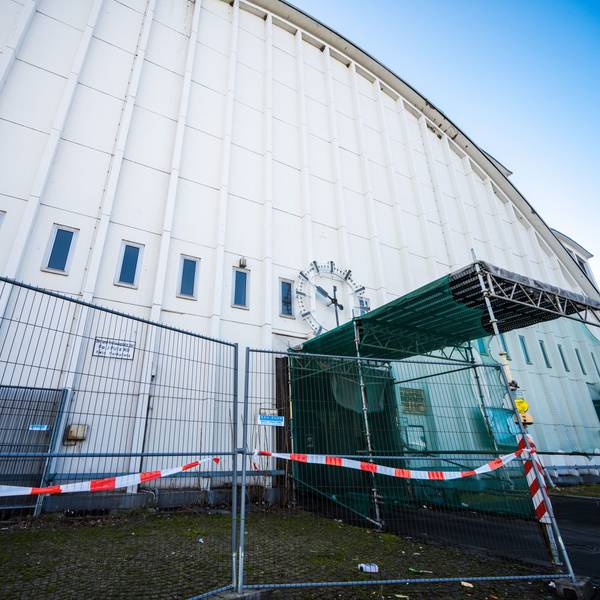 Die Markthalle ist mit Bauzäunen eingekreist.