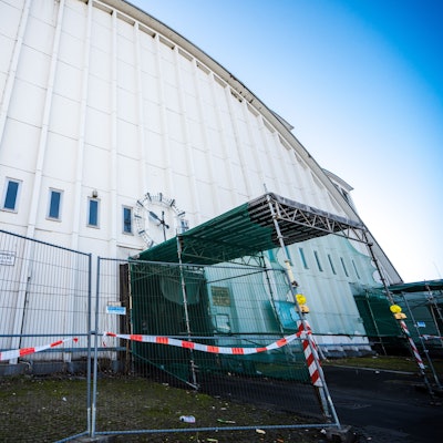 Vor dem Eingang zum Großmarkt stehen Bauzäune mit Absperrband und Barken.