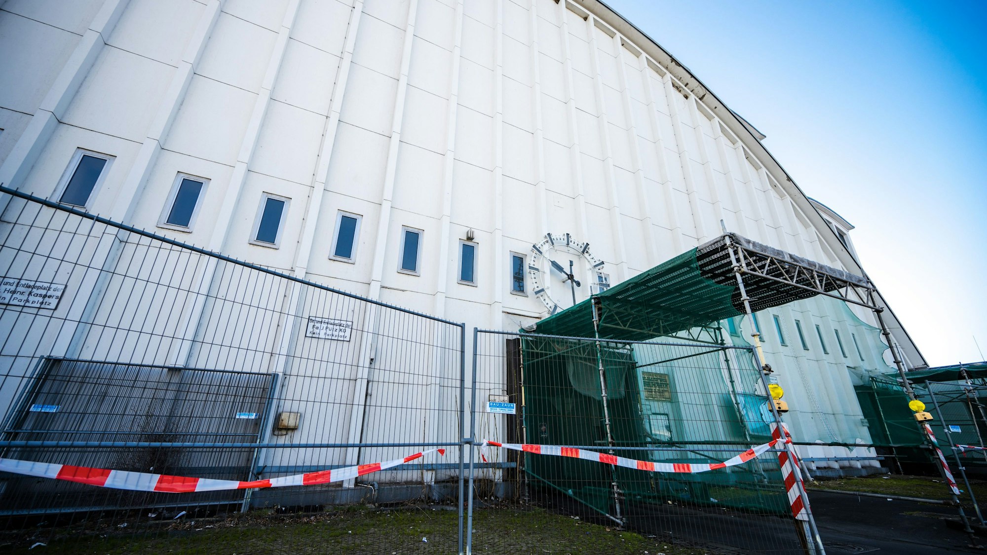 Vor dem Eingang zum Großmarkt stehen Bauzäune mit Absperrband und Barken.
