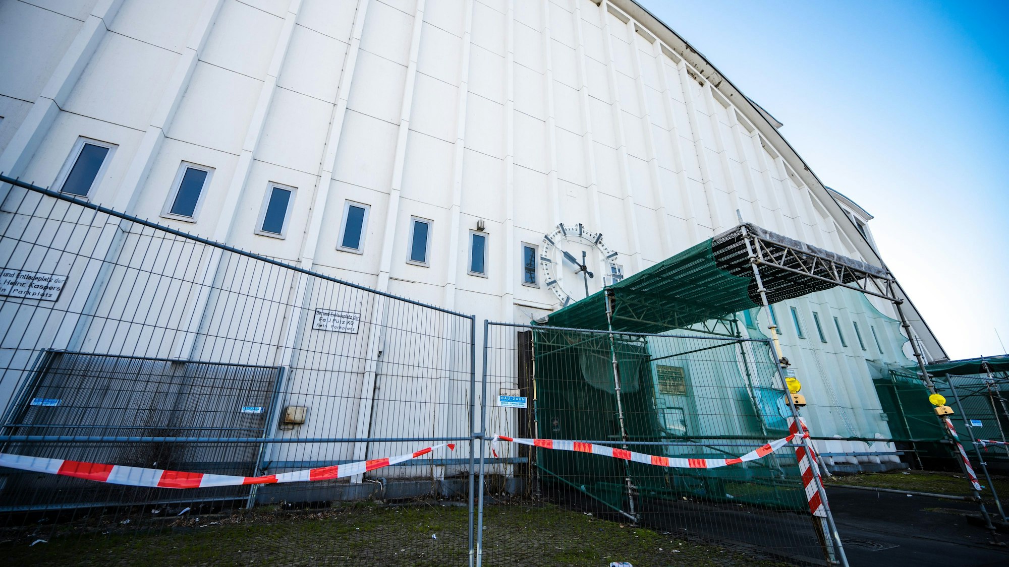 Die denkmalgeschützte Großmarkthalle hinterm Bauzaun.