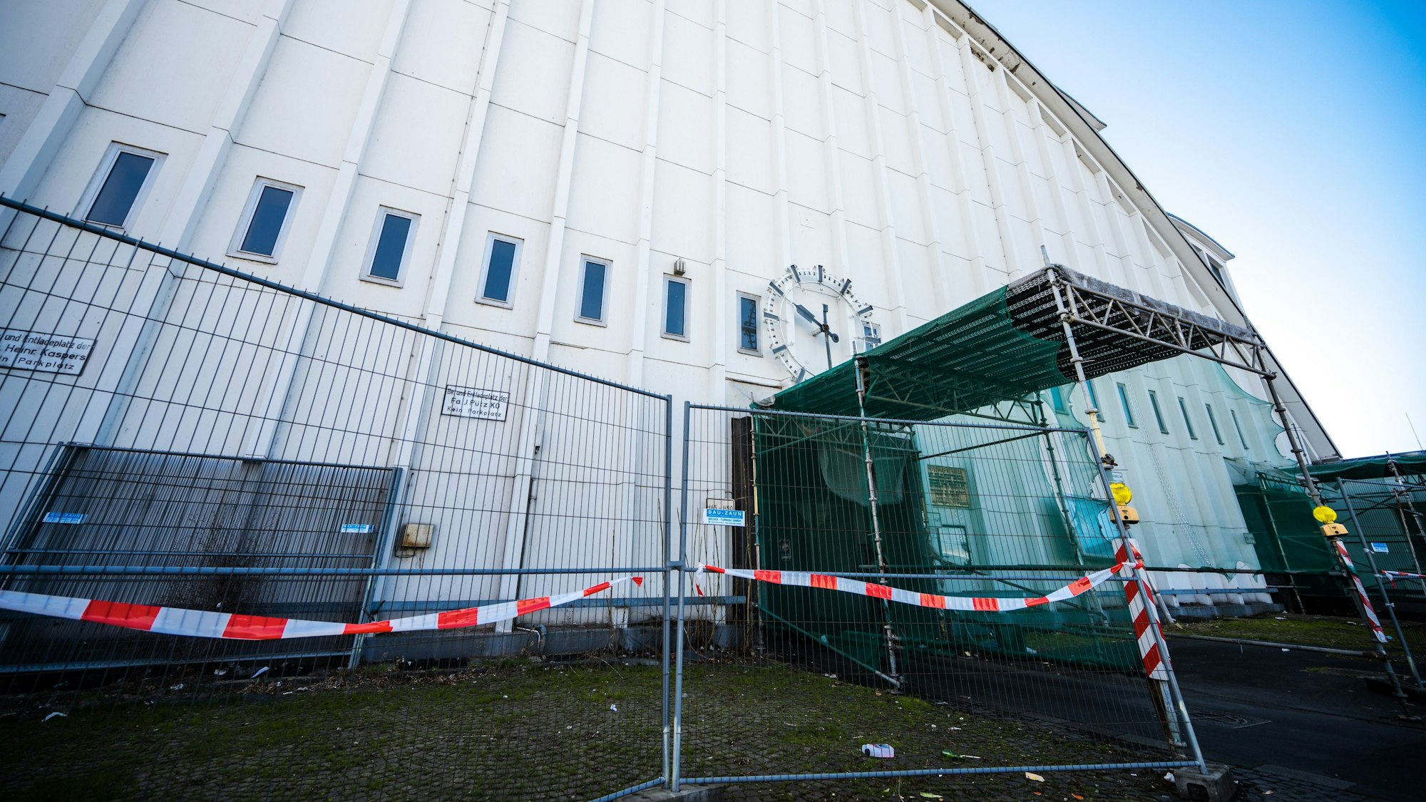Der Eingang zur Großmarkthalle in Raderberg.