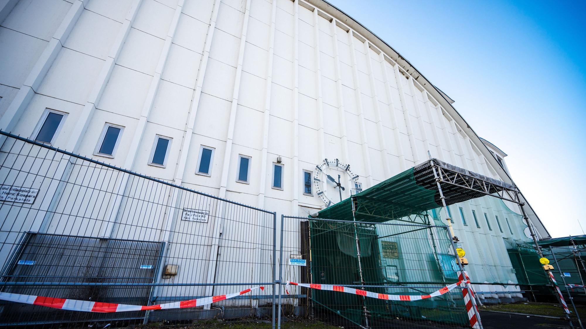 Die Markthalle ist mit Bauzäunen eingekreist.