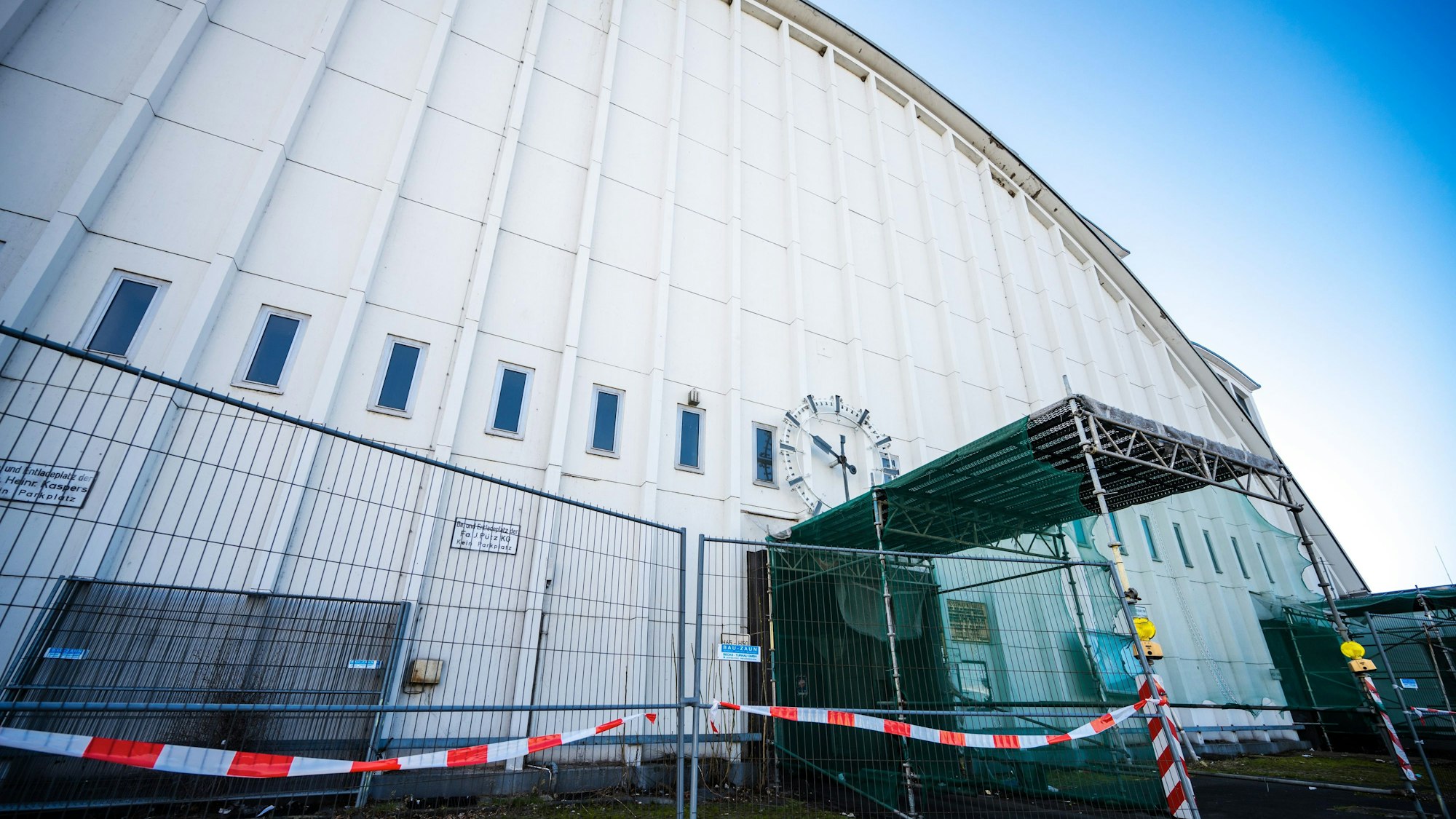 Die Markthalle ist mit Bauzäunen eingekreist.