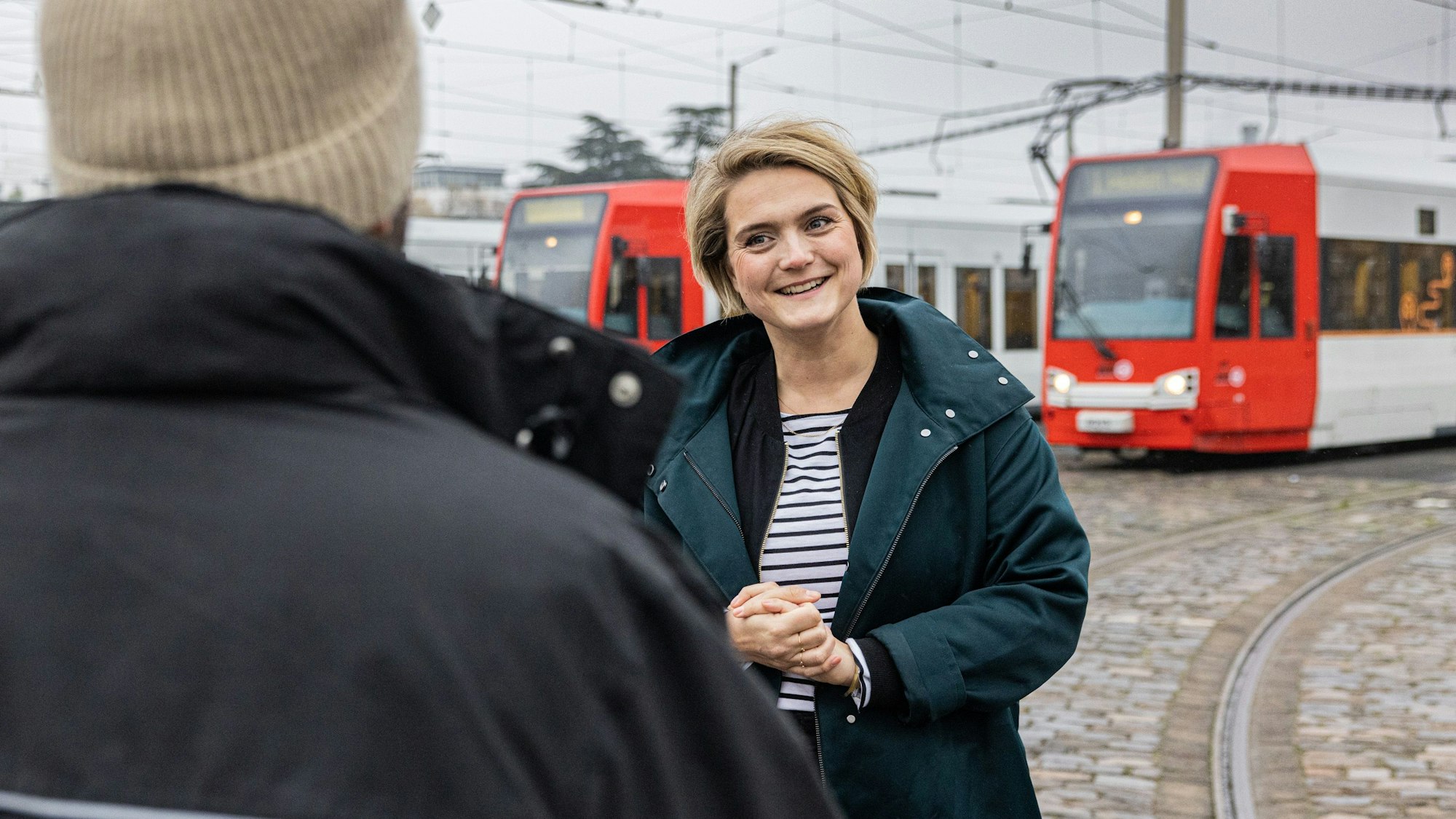 Johanna Kluge arbeitet an einem Projekt mit KVB-Mitarbeiterinnen.