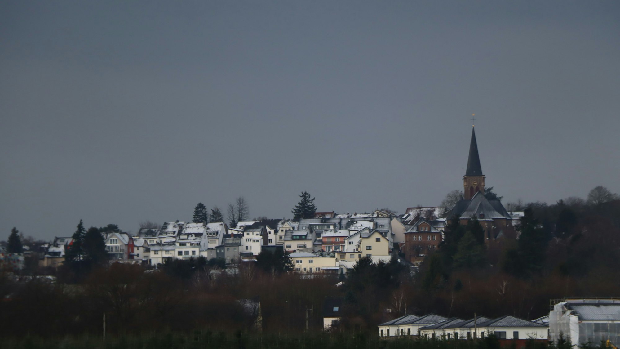 Brühl-Badorf leuchtete, als am Vormittag die Sonne auf die weiß bedeckten Dächer strahlte. Schnell war die weiße Pracht dann aber auch geschmolzen.