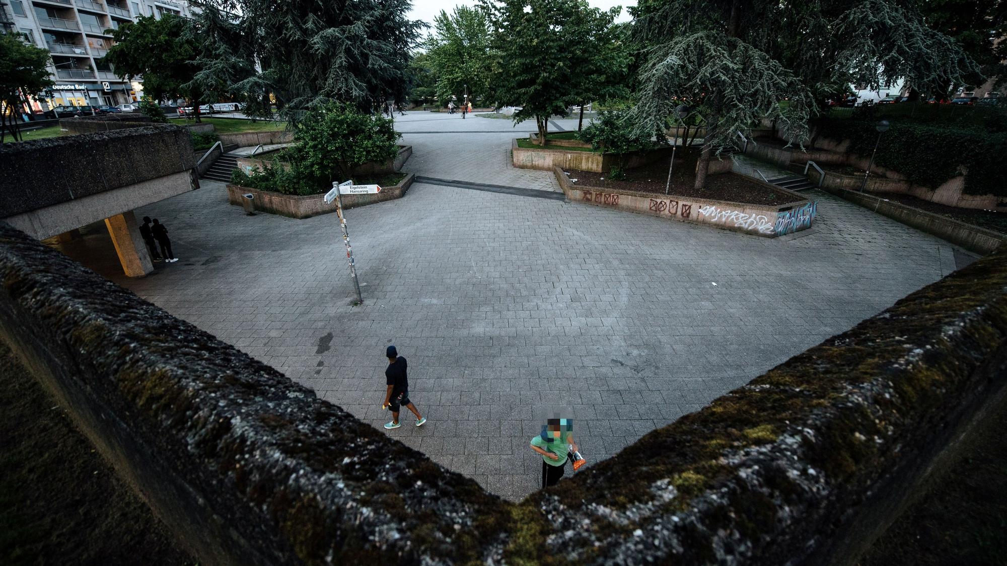 Der Blick von oben auf den Ebertplatz, auf dem zwei Personen stehen.