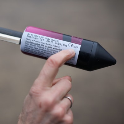 Ein Zeigefinger zeigt auf das CE-Zeichen auf einer Feuerwerksrakete.