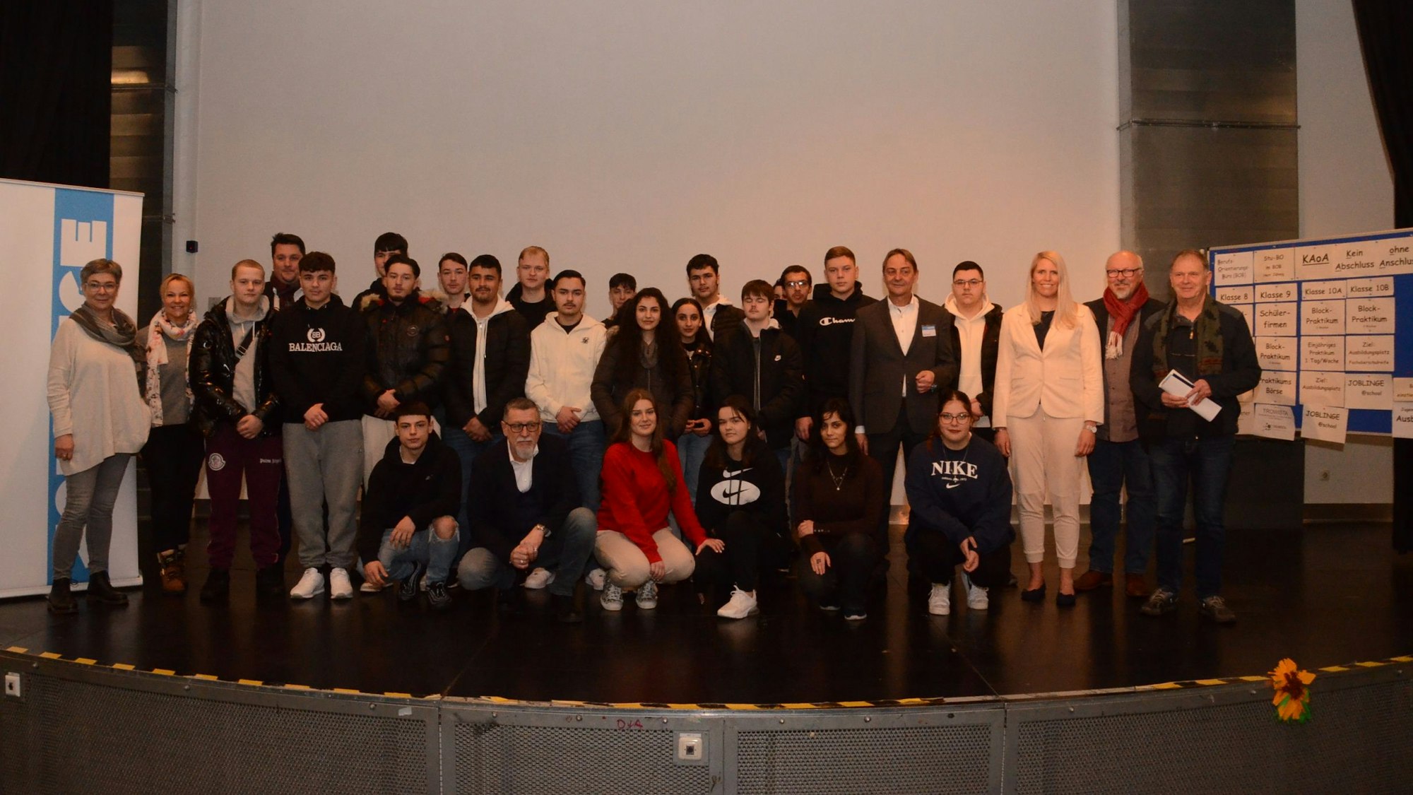 Eine Schülergruppe, die an einem neuen Projekt teilnimmt.