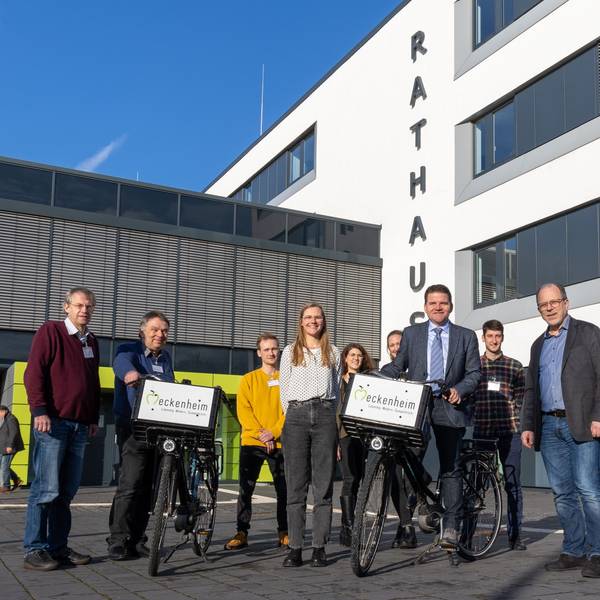 Die Akteure des Onlinetools Wegedetektive stellen mit der Verwaltung Meckenheims die Möglichkeit der Bürgerbeteiligung im Rahmen des Mobilitätskonzepts vor.