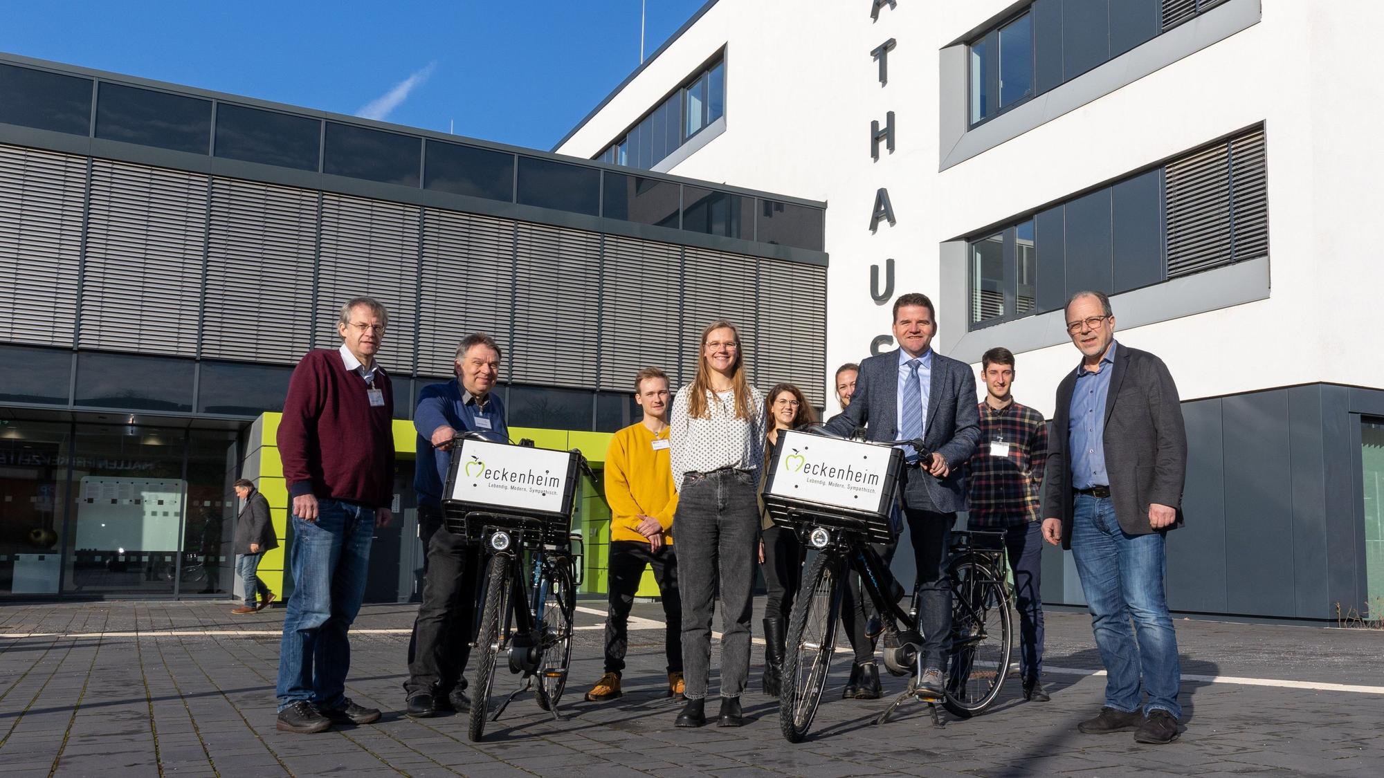 Die Akteure des Onlinetools Wegedetektive stellen mit der Verwaltung Meckenheims die Möglichkeit der Bürgerbeteiligung im Rahmen des Mobilitätskonzepts vor.