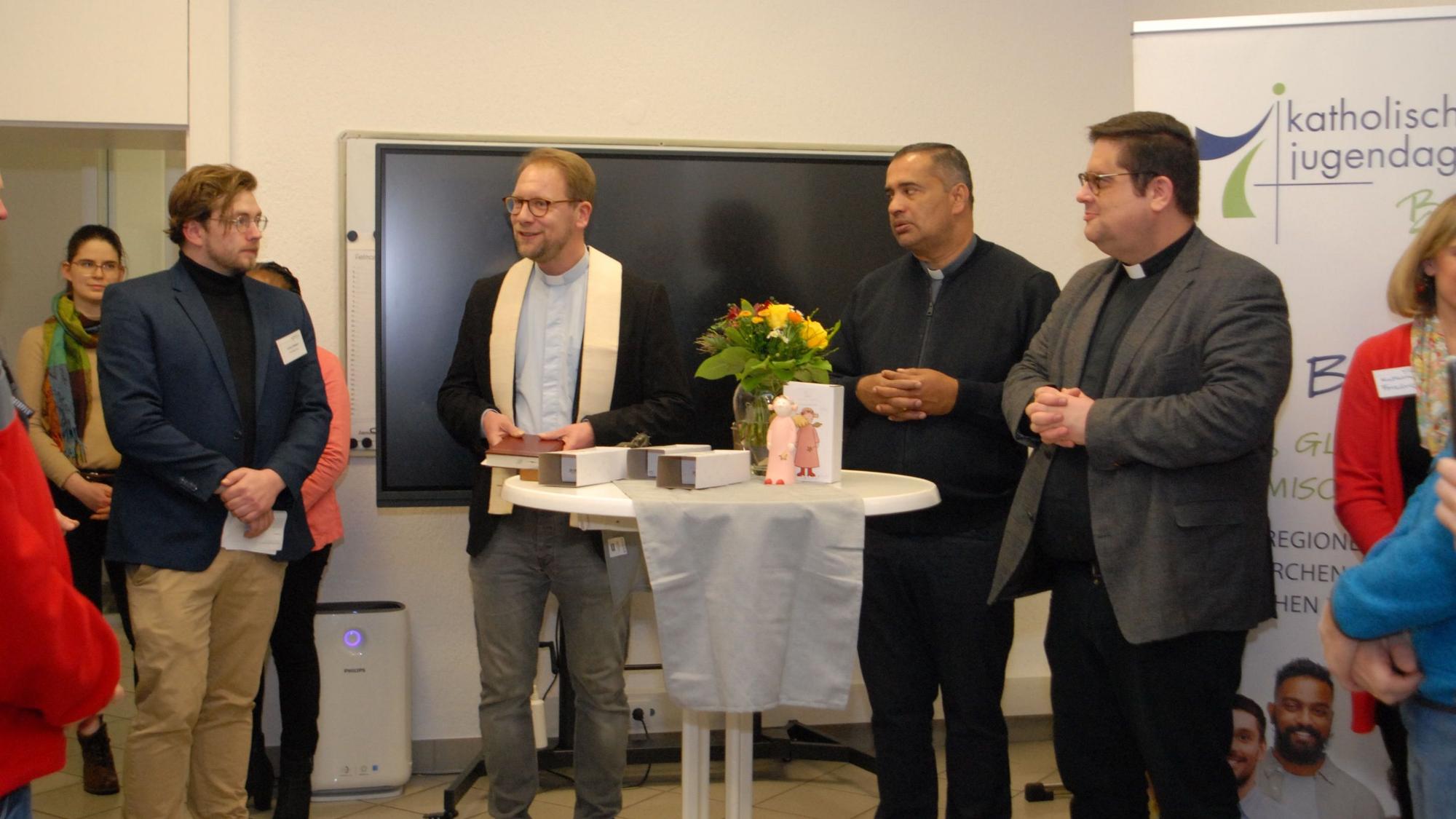 Diözesanjugendseelsorger Pfarrer Tobias Schwaderlapp (2.v.l.) hielt einen Wortgottesdienst ab.