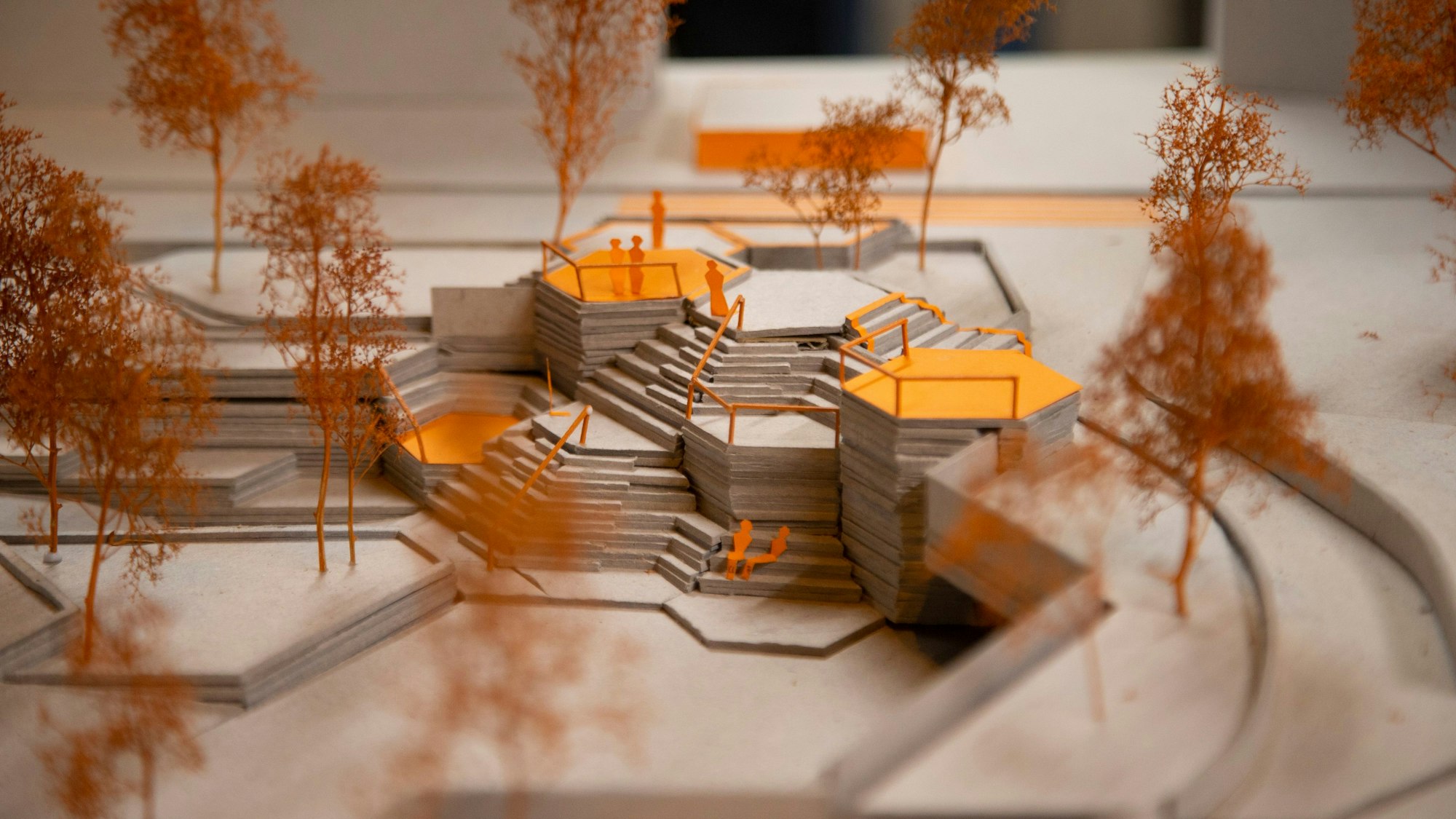 Ein Modell der von Studierenden der TH Köln geplante Freitreppe in grau und orange mit Aussichtspunkten am Ebertplatz.