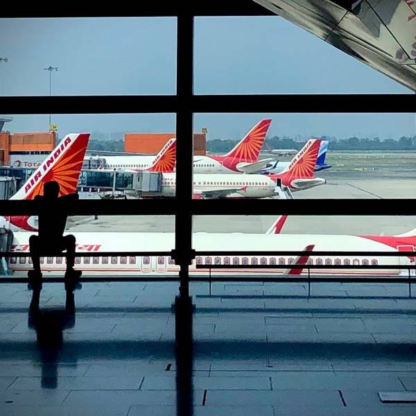 Mehrere Flugzeuge der Air India stehen auf einem Rollfeld am indischen Flughafen Amritsar.