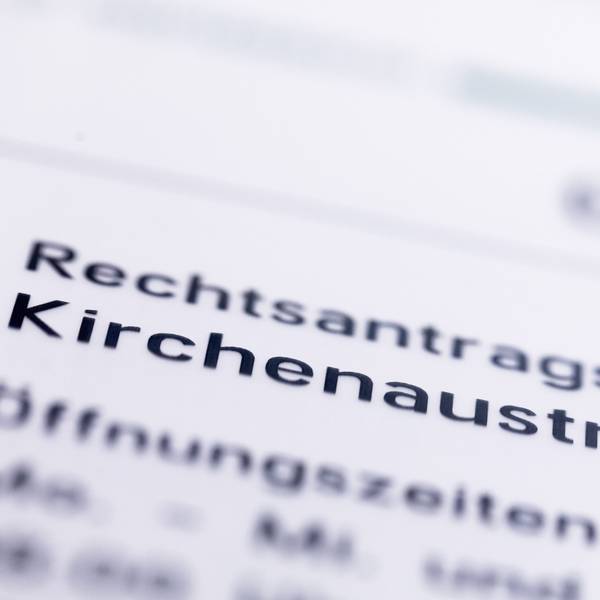Ein Hinweisschild mit der Aufschrift „Kirchenaustritte“ hängt vor der Rechtsantragsstelle im Oberlandesgericht.