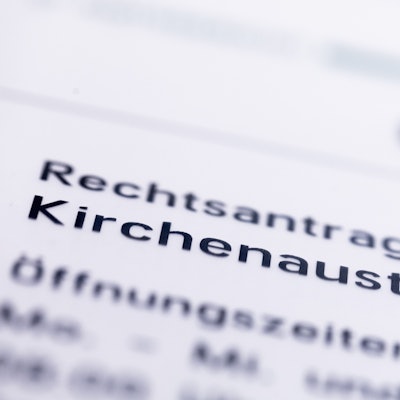 Ein Hinweisschild mit der Aufschrift „Kirchenaustritte“ hängt vor der Rechtsantragsstelle im Oberlandesgericht.