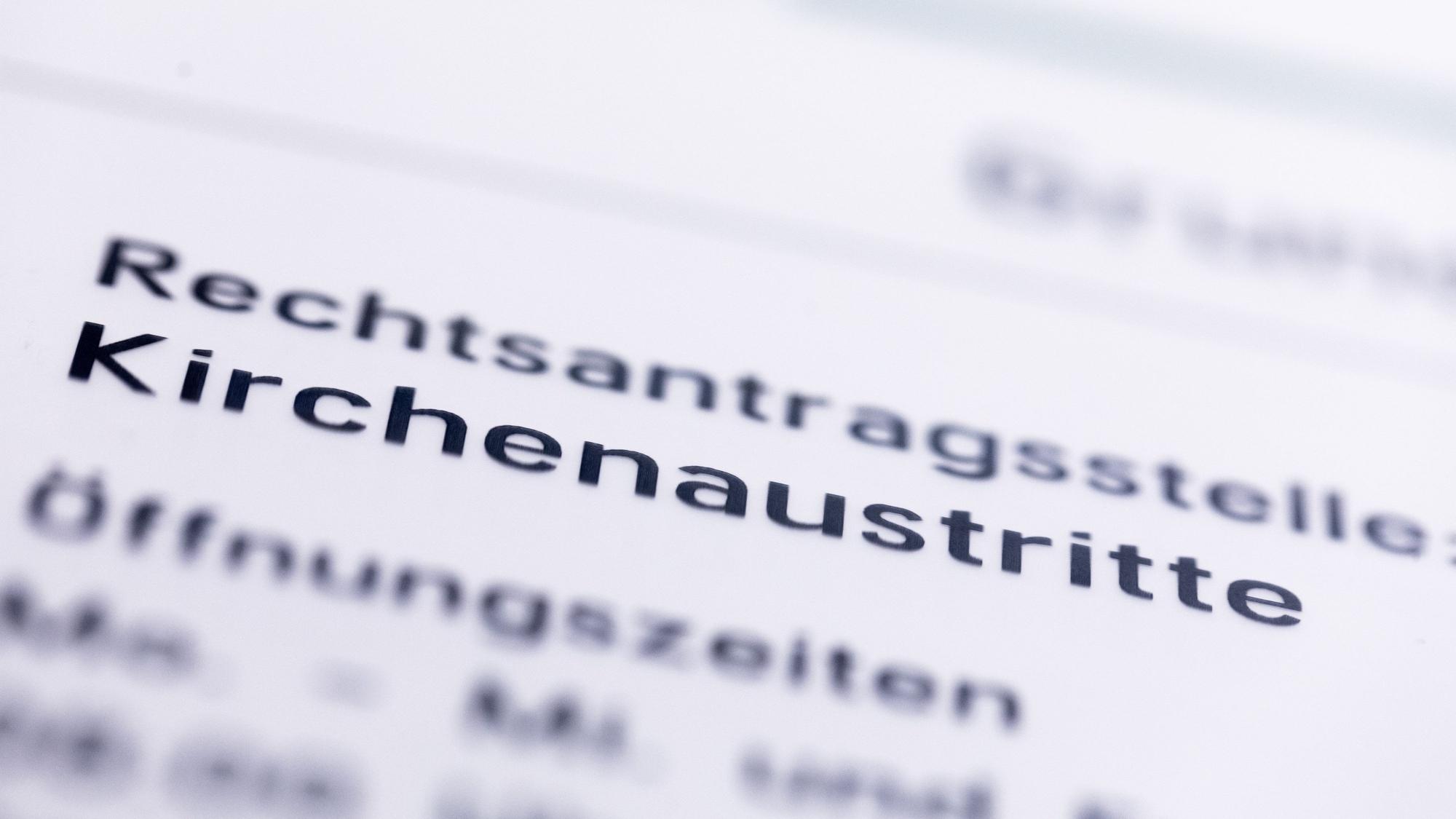 Ein Hinweisschild mit der Aufschrift „Kirchenaustritte“ hängt vor der Rechtsantragsstelle im Oberlandesgericht.