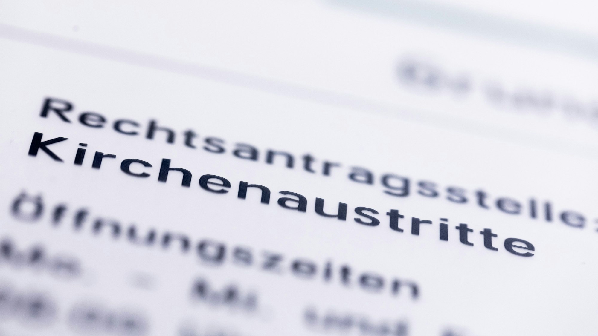 Ein Hinweisschild mit der Aufschrift „Kirchenaustritte“ hängt vor der Rechtsantragsstelle im Oberlandesgericht.