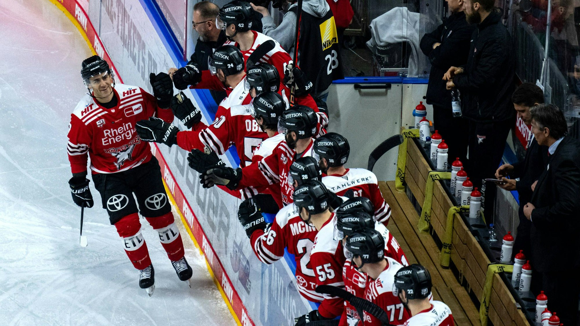 Eishockey DEL 50. Spieltag Kölner Haie - SSW Schwenninger Wild Wings am Mittwoch, 18. Januar 2023 in der Lanxess Arena in Köln Torjubel Nicholas Bailen KEC, 07 KEC Kölner Haie - SWW Schwenninger Wild Wings *** Ice hockey DEL 50 matchday Kölner Haie SSW Schwenninger Wild Wings on Wednesday, January 18, 2023 at Lanxess Arena in Cologne goal celebration Nicholas Bailen KEC, 07 KEC Kölner Haie SWW Schwenninger Wild Wings