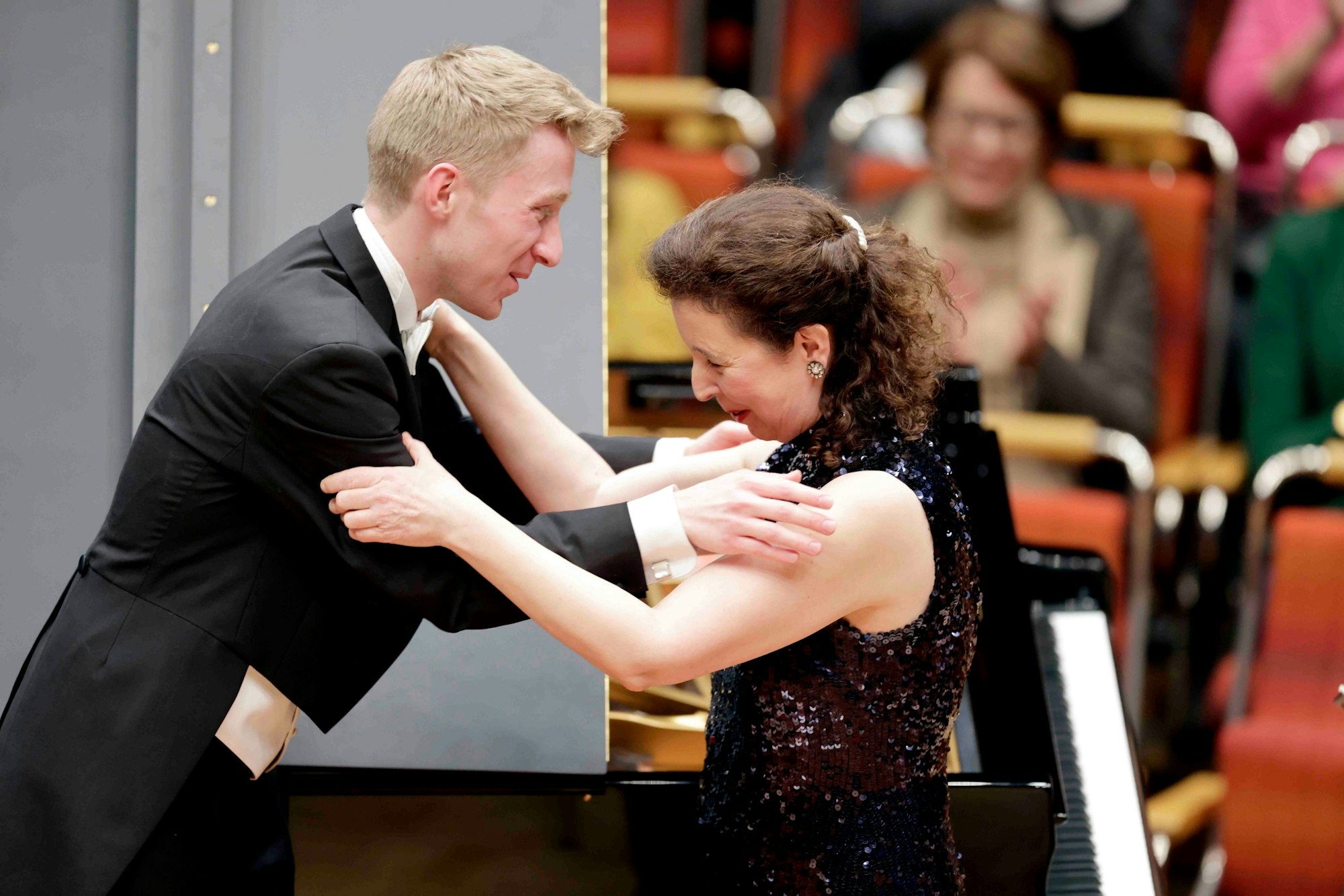Patrick Hahn und Angela Hewitt beim Schlussapplaus in der Kölner Philharmonie.