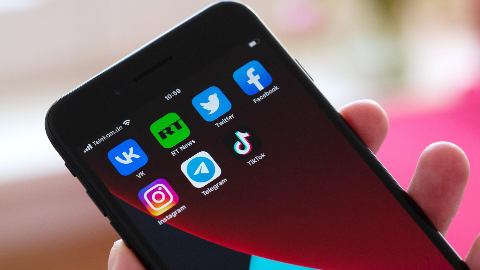 25.08.2022, Berlin: Auf dem Bildschirm eines Smartphones sind die Logos der Apps VKontakte (oben l-r), Twitter, RT News, Facebook, Instagram (unten l-r), Telegram und TikTok zu sehen.