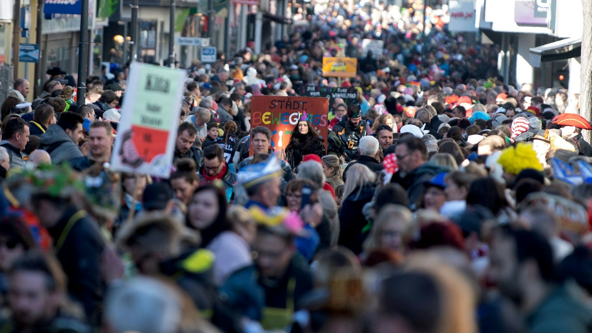 Menschenmeer: Küfer Joos hofft auf zahlreiche Jecken an den Straßen während des Kinderzugs durch Euskirchen.