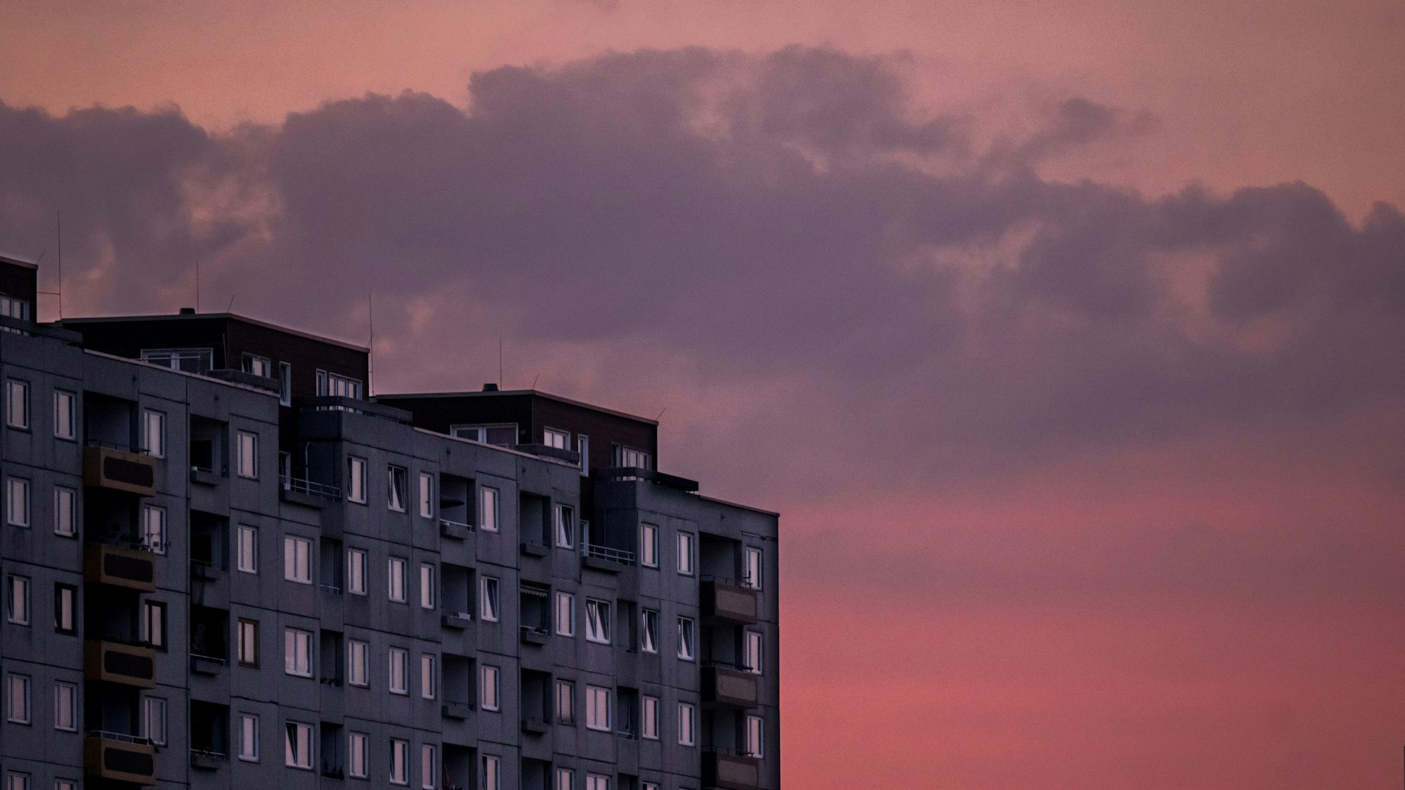 Blick auf ein Mehrfamilienhaus (Symbolbild).