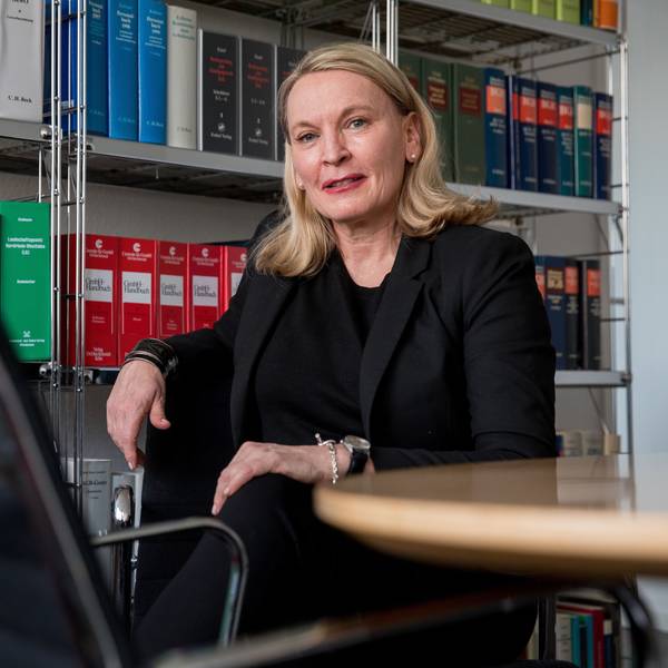 Die Kölner Rechtsanwältin Nicole Langen sitzt im Büro ihrer Kölner Kanzlei.