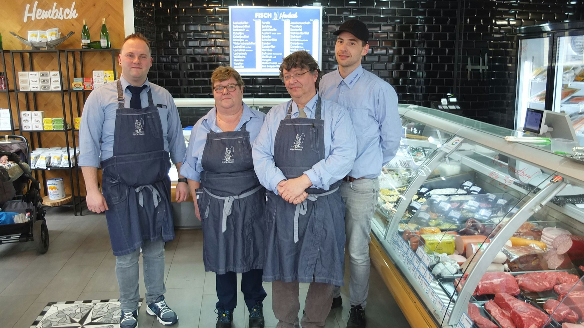 Thomas Hembsch (l.) mit dem Verkaufsteam vor der Theke des neuen Geschäfts und Vorgänger Patrick Duck.