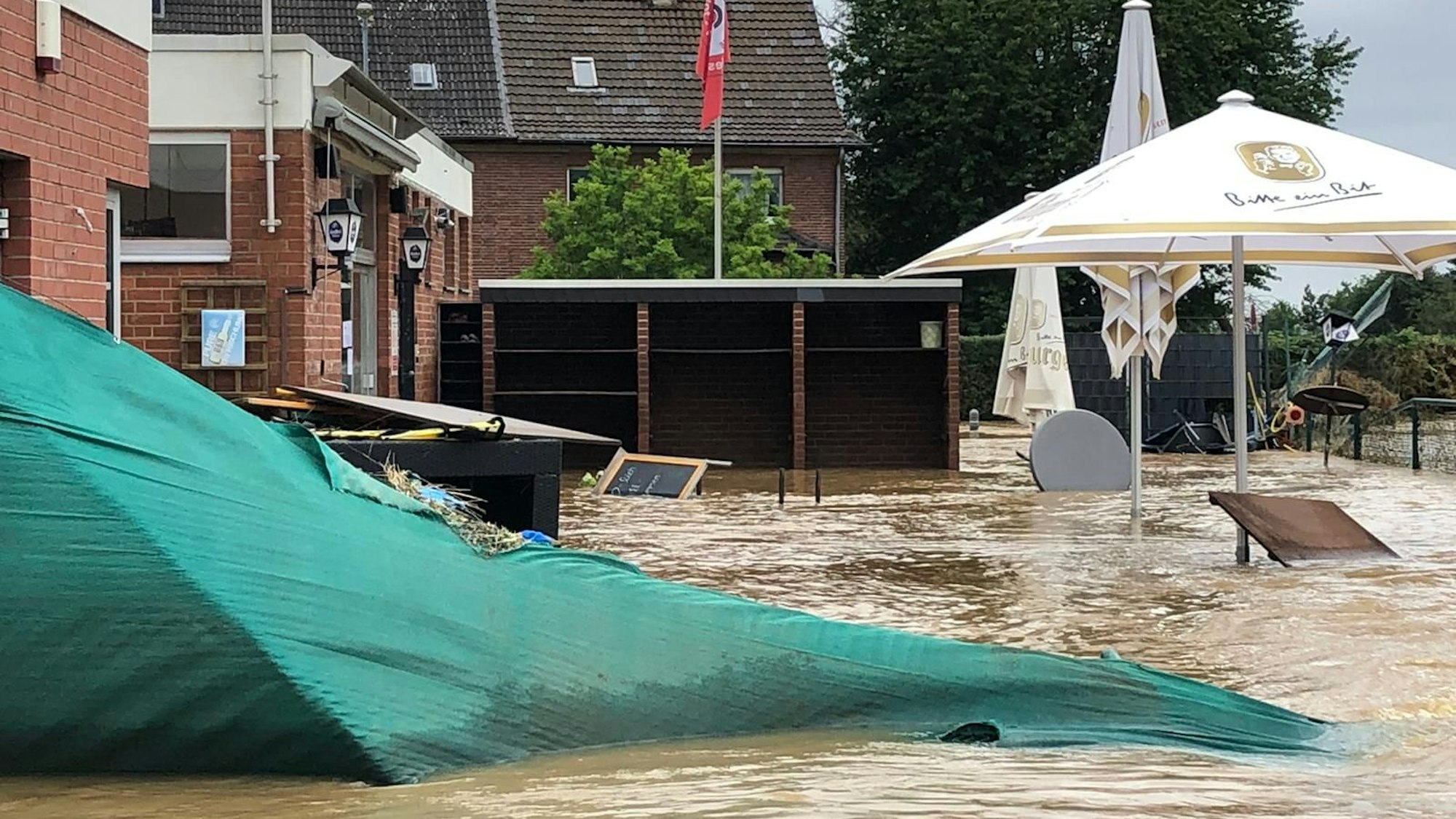Die Tennisanlage beim Hochwasser, hier völlig überflutet.