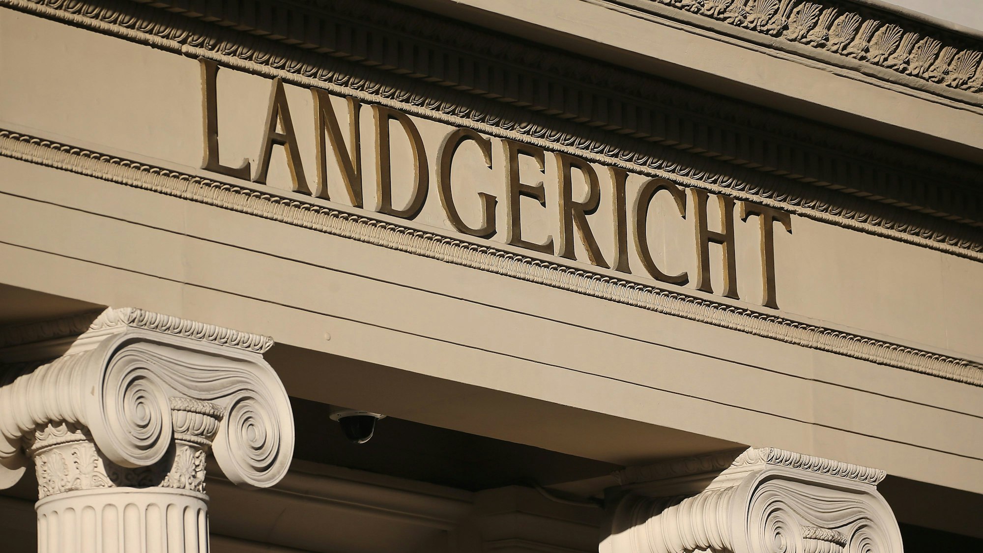 Das Eingangsportal des Bonner Landgerichts. (Symbolbild)