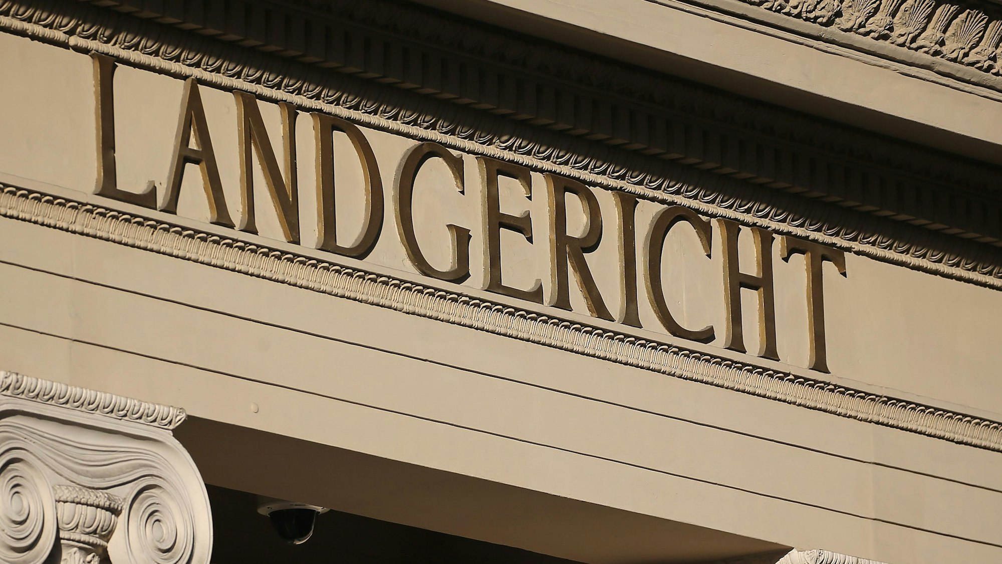 Das Eingangsportal des Bonner Landgerichts.