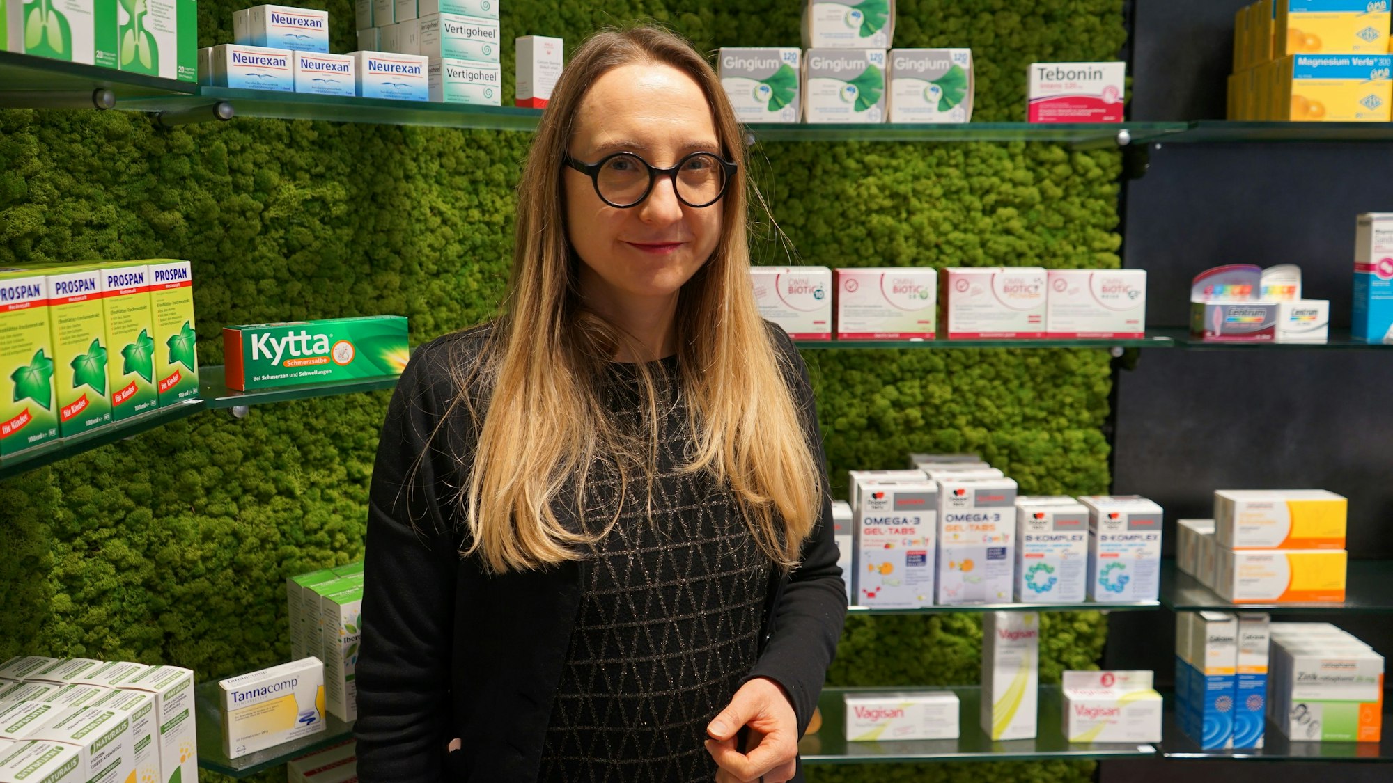 Auf dem Foto ist die Apothekerin Nadine Freialdenhoven in ihrer Apotheke zu sehen.