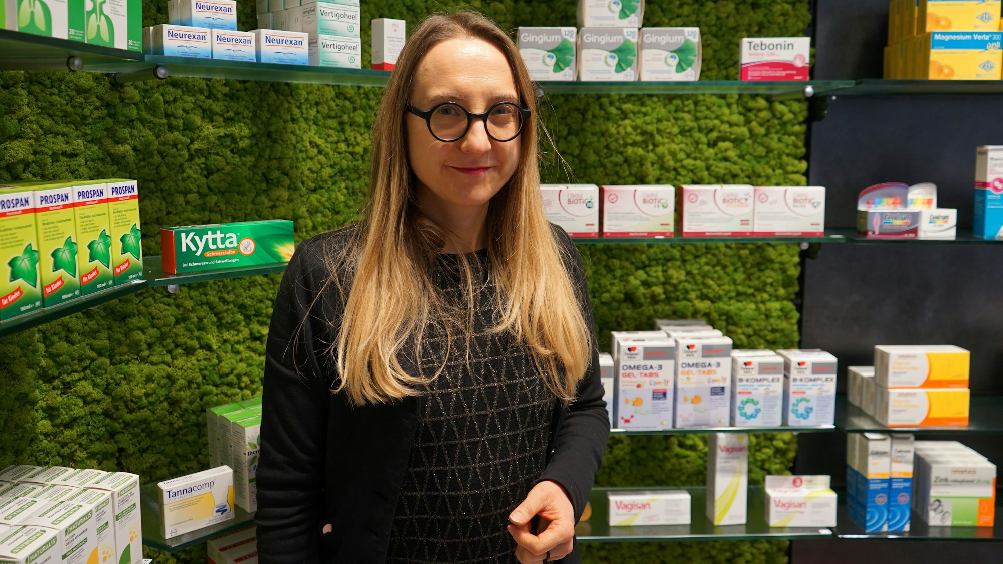 Das Foto zeigt Nadine Freialdenhoven in ihrer Apotheke. Se spricht für die Apothekerinnen und Apotheker im Rhein.-Erft-Kreis.