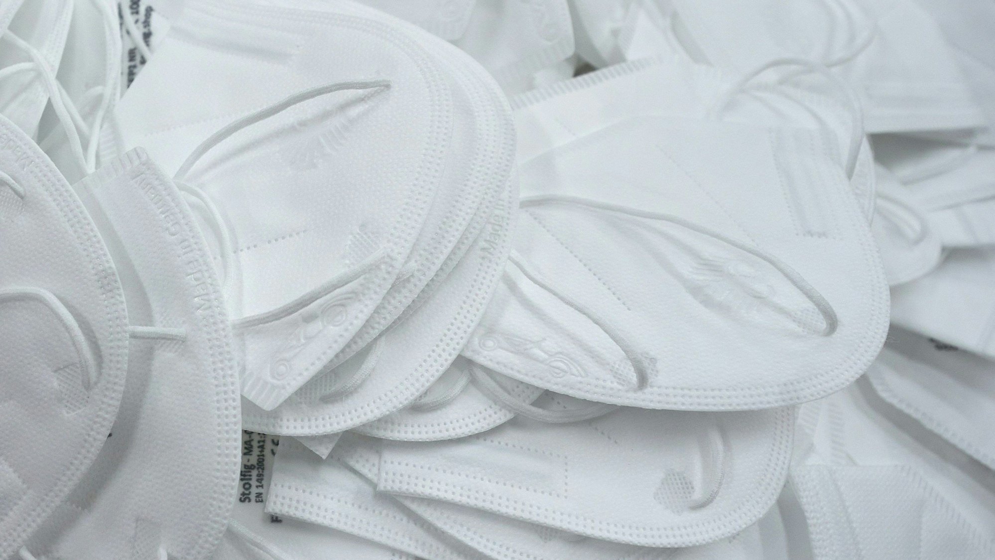 Es sind viele Masken zu sehen.