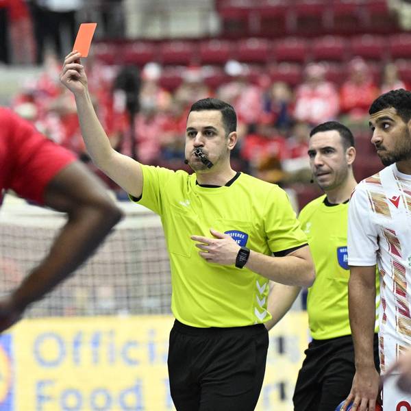 Der französische Schiedsrichter Karim Gasmi zeigt Paul Skorupa (nicht im Bild) während der Handball-Weltmeisterschaft der Männer die Rote Karte.