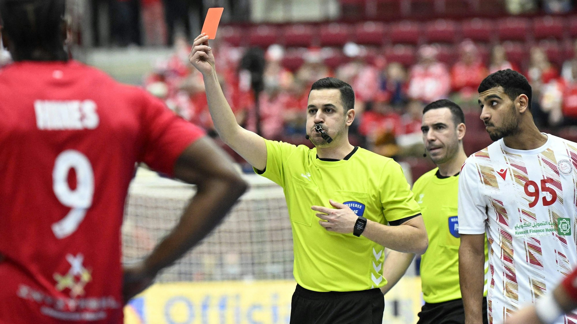 Der französische Schiedsrichter Karim Gasmi zeigt Paul Skorupa (nicht im Bild) während der Handball-Weltmeisterschaft der Männer die Rote Karte.
