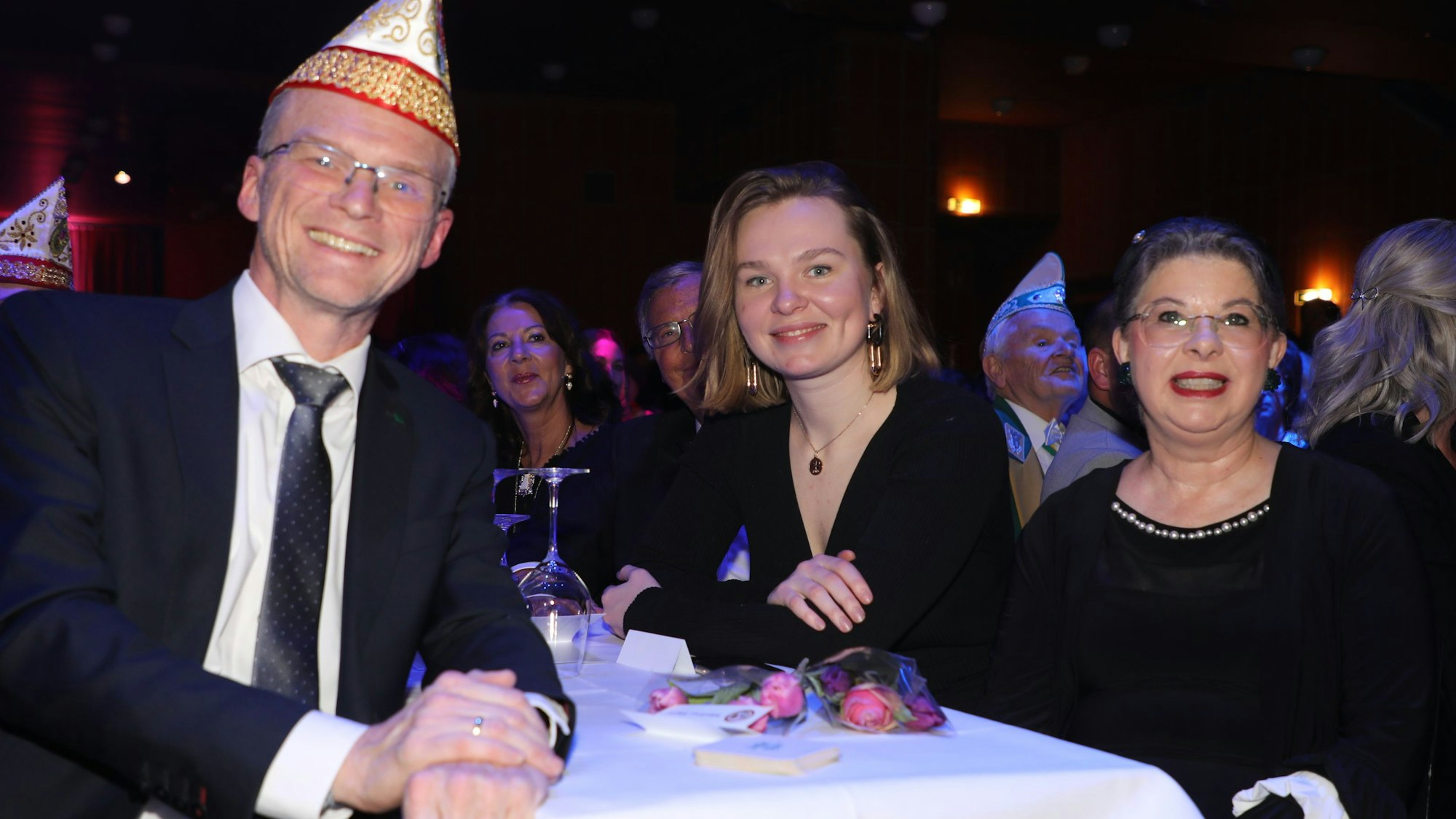 Alina Saraniuk aus Butscha sitzt mit Bürgermeister Frank Stein und seiner Frau Martina am Tisch im Saal der Proklamation.