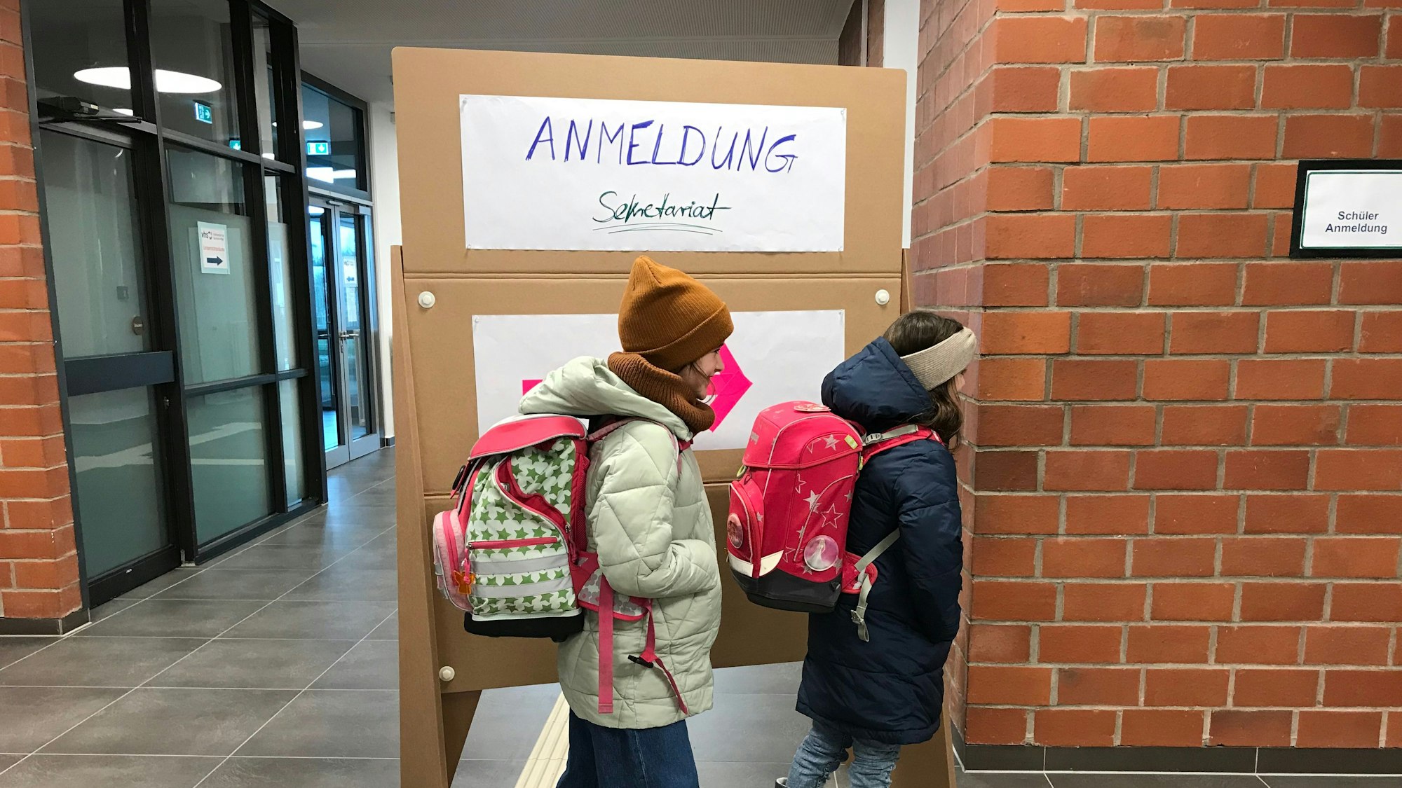 20.01.2023 Alfter: Charlotte und Charlotte auf dem Weg zur Anmeldung am neuen Gymnasium in Alfter.
