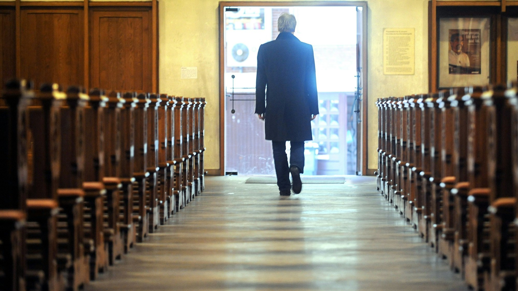In dieser symbolisch nachgestellten Szene verlässt ein Mann die katholische Kirche St. Johann in Bremen.
