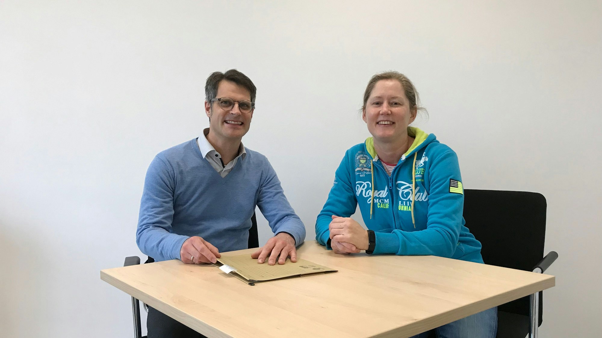 20.01.2023 Alfter: Birgit Naberfeld ist die erste, die ihr Kind am neuen Gymnasium in Alfter anmeldet.