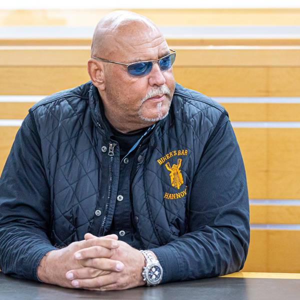 ARCHIV - 10.11.2022, Niedersachsen, Hannover: Der frühere Rocker-Boss Frank Hanebuth sitzt in einem Berufungsverfahren in einem Gerichtssaal des Landgerichts. (zu dpa «Prozess gegen Ex-«Höllenengel» um Hanebuth startet in Spanien») Foto: Moritz Frankenberg/dpa +++ dpa-Bildfunk +++