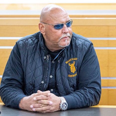 ARCHIV - 10.11.2022, Niedersachsen, Hannover: Der frühere Rocker-Boss Frank Hanebuth sitzt in einem Berufungsverfahren in einem Gerichtssaal des Landgerichts. (zu dpa «Prozess gegen Ex-«Höllenengel» um Hanebuth startet in Spanien») Foto: Moritz Frankenberg/dpa +++ dpa-Bildfunk +++