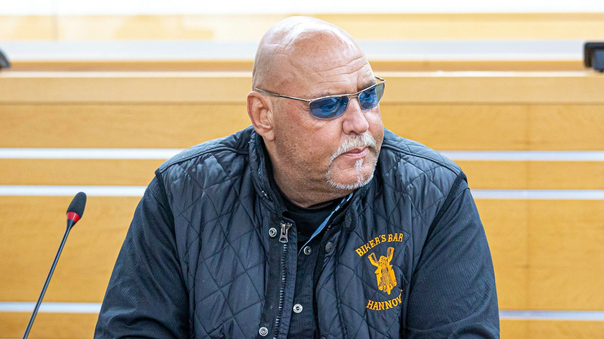 ARCHIV - 10.11.2022, Niedersachsen, Hannover: Der frühere Rocker-Boss Frank Hanebuth sitzt in einem Berufungsverfahren in einem Gerichtssaal des Landgerichts. (zu dpa «Prozess gegen Ex-«Höllenengel» um Hanebuth startet in Spanien») Foto: Moritz Frankenberg/dpa +++ dpa-Bildfunk +++
