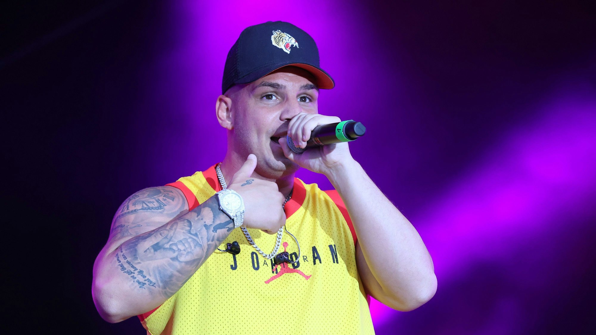 Der deutsche Sänger Pietro Lombardi tritt bei einem Sommer Open Air im Steigerwaldstadion auf.