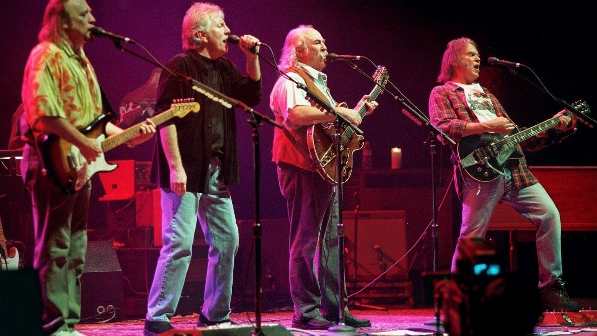 Stephens Stills, Graham Nash, David Crosby und Neil Young (l-r) performen bei einer Version von Youngs «Southern Man» während eines Konzerts in Los Angeles.